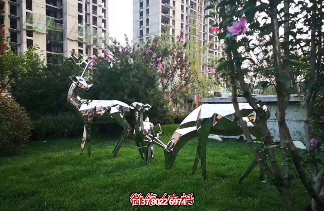 不銹鋼梅花鹿雕塑，讓公園草坪更美麗