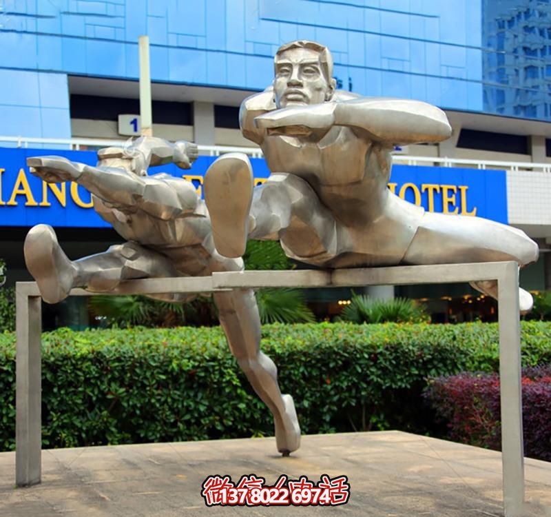 高科技不銹鋼跨欄雕塑裝置，傳承體育運動主題人物