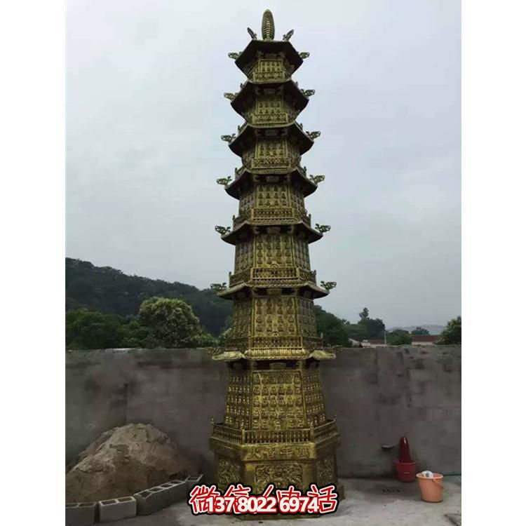 欣賞傳統(tǒng)文化，體驗(yàn)多層銅雕香爐的大型景區(qū)