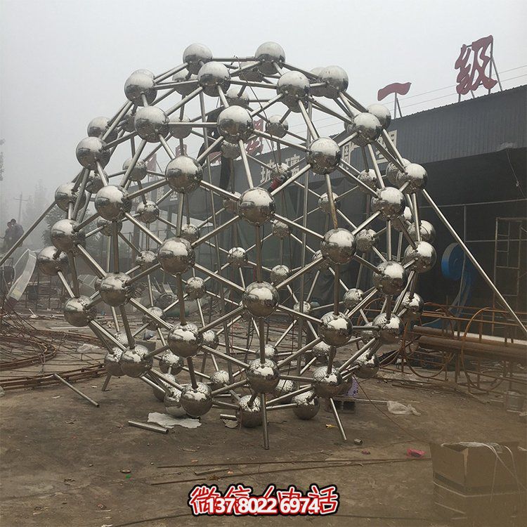 不銹鋼鏤空雕塑，為戶外景觀增添獨特色彩