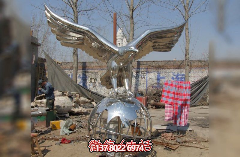 休息時(shí)刻，欣賞不銹鋼老鷹雕塑