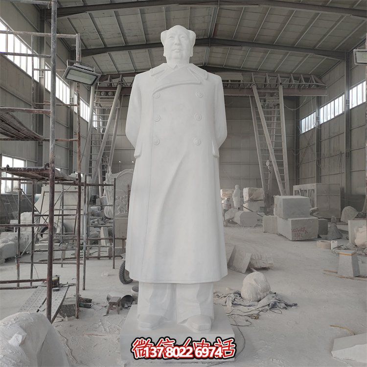 毛澤東雕像，點(diǎn)亮校園廣場(chǎng)