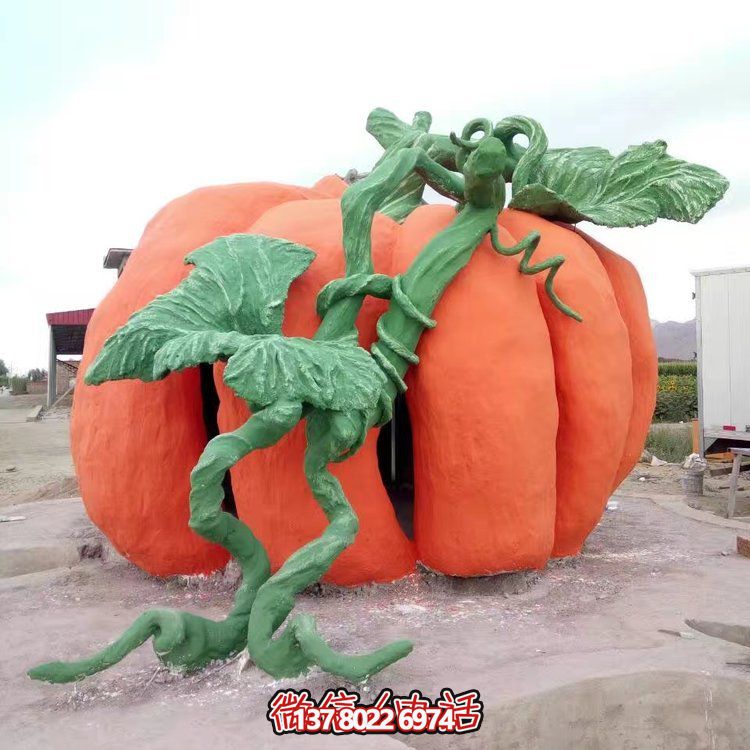 大型仿真南瓜雕塑，增添城市街道景觀
