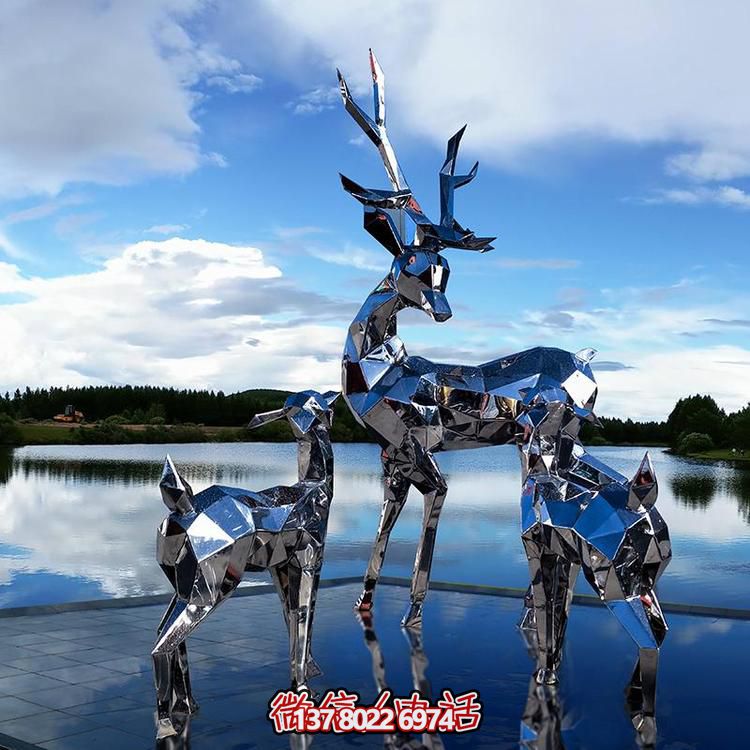 高聳入云的不銹鋼精美幾何雕塑，將公園景觀提升一個(gè)新境界