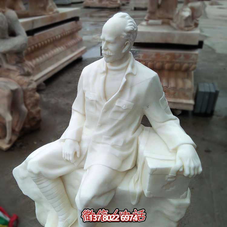 以白求恩精神為原型，漢白玉雕刻的護(hù)士坐姿雕塑