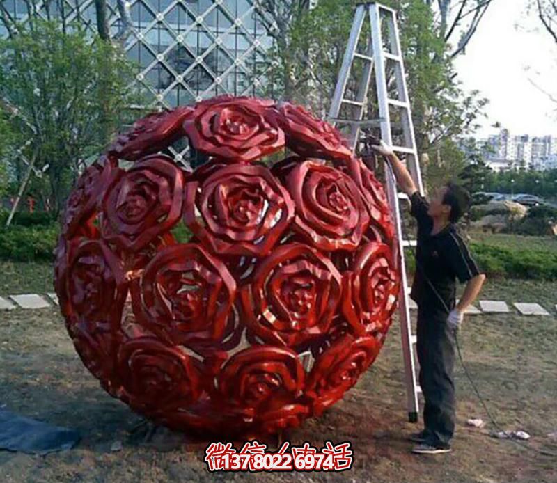 廣場(chǎng)不銹鋼玫瑰花鏤空球景觀雕塑