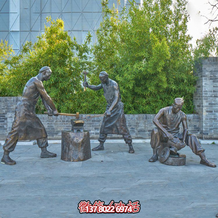 打鐵場(chǎng)景人物銅雕，鑄銅鑄造民俗生活人物情景雕塑