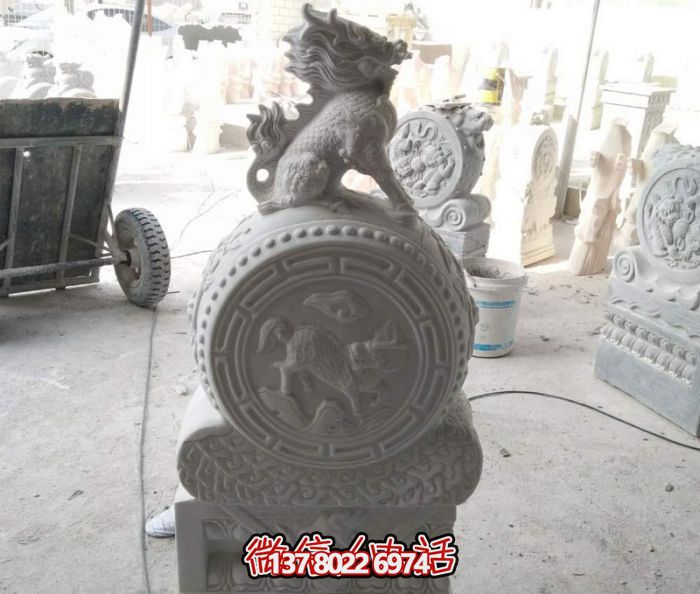 酒店門(mén)口創(chuàng)意石雕抱鼓石上面的麒麟雕塑