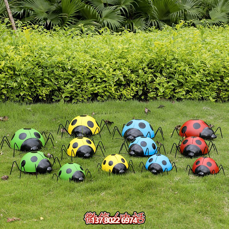 公園里擺放的行走的玻璃鋼彩繪瓢蟲(chóng)雕塑