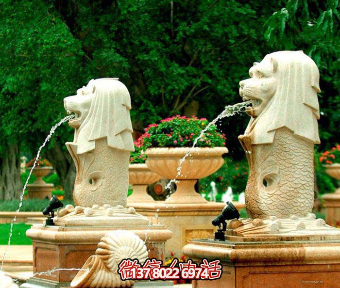 公園廣場(chǎng)擺放的噴水黃蠟石石雕魚(yú)尾獅雕塑