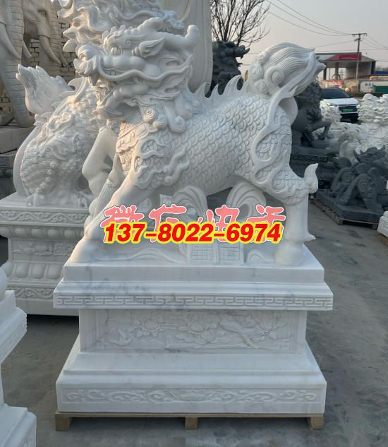 漢白玉麒麟景觀雕塑：祥瑞之姿，石雕藝術(shù)的璀璨綻放