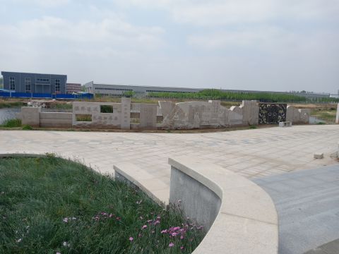 蘆葦湖景墻：鳴琴戴星，長(zhǎng)26米，高2