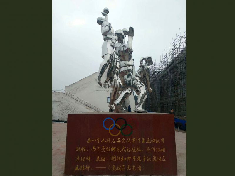 農(nóng)機學校鏡面運動雕塑